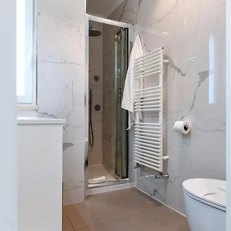 아파트 Up To 16 Guests - 3 Separate In One Building